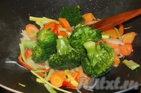 Теперь добавить брокколи. Обжаривать 2 минуты.