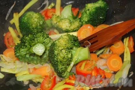 Перемешать как следует. Посолить.