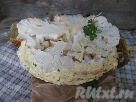 Цветная капуста, запеченная целиком в духовке, в разрезе (на фото).
