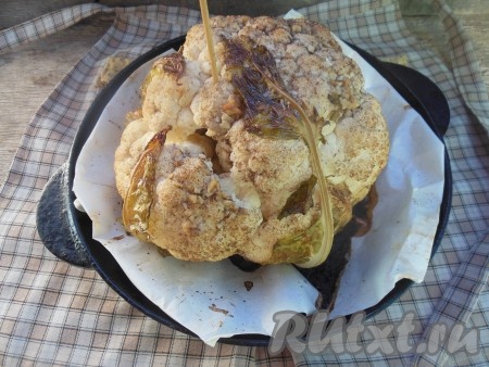 Затем снимите фольгу и запекайте&nbsp;в духовке еще 5-7 минут (до легкого румянца). Готовность проверьте длинной деревянной шпажкой, она должна без труда входить в капусту. Подать цветную капусту,&nbsp;запеченную целиком, можно горячей или в остывшем виде.
