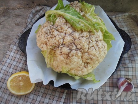 Вот такая капуста у нас получится (как на фото), кстати, не забудьте смазать и под листочками.
