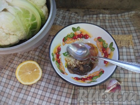 Чеснок очистите, измельчите ножом (или натрите на мелкой терке, или пропустите через пресс). В тарелке смешайте растительное масло, добавьте соль, измельченный чеснок, черный молотый перец и лимонный сок по вкусу, тщательно перемешайте.
