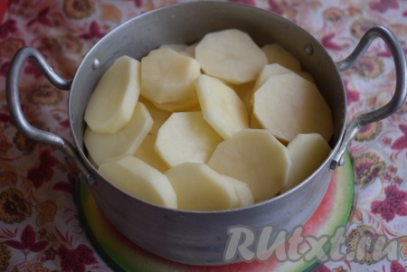 Картофель очистим от кожуры и нарежем на кружочки толщиной, примерно, 4 мм.
