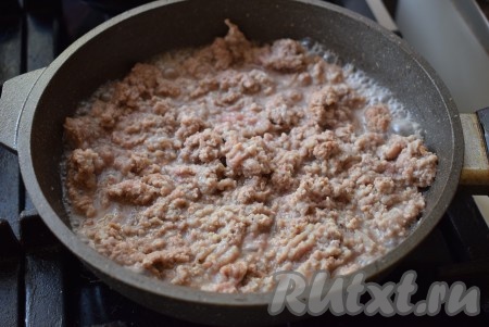 Фарш разминаем вилкой и выкладываем в сковороду, разогретую с растительным маслом.
