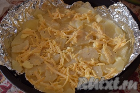 Выливаем 1/3 часть нашей сырной заливки.