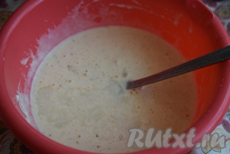 Перемешаем сметанно-яичную смесь.
