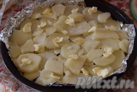 Поверх фарша снова кладем слой картофеля, сверху выкладываем кусочки оставшегося сливочного масла.
