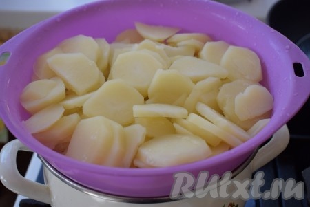 Сливаем воду с картофеля и откидываем кружочки на дуршлаг. Даем стечь воде в течение 2-3 минут.
