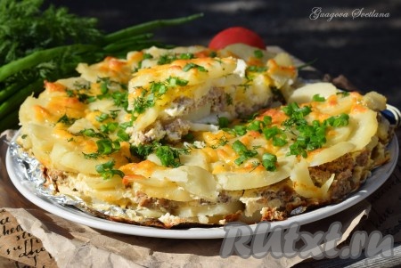 Ставим картофельную запеканку с фаршем в разогретую духовку и запекаем при температуре 180 градусов, примерно, 35-40 минут. Готовую запеканку достаем из духовки, посыпаем нарезанной зеленью и подаем к столу горячей!
