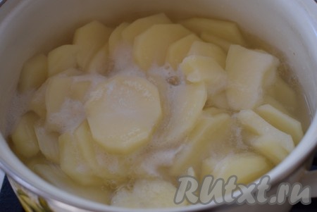 Варим картофель до готовности, примерно, 12-15 минут (время варки зависит от сорта картофеля). Во время варки картошку не перемешиваем, чтобы не поломать кружочки. Готовые кружки картофеля должны стать мягкими, но при этом хорошо держать форму (они не должны развариться).
