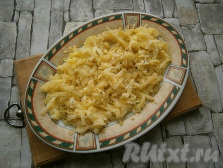 Свеклу отварить в кожуре до готовности (в течение 45-60 минут с момента закипания воды). Отдельно отварить в кожуре морковку и картошку (морковь будет готова минут через 30 после начала кипения воды, картофель - минут через 20-25). Готовые овощи будут легко прокалываться вилкой или ножом. Остудить варёные овощи. Яйца сварить вкрутую (в течение минут 10 после начала кипения воды), остудить и очистить. Скумбрию очистить, удалить голову, хвост, внутренности, тщательно вынуть все косточки, промыть водой, обсушить. Картофель очистить, натереть на крупной тёрке, выложить его на блюдо первым слоем, посолить немного и поперчить.