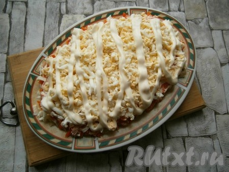 Следующим слоем будут варёные яйца, натёртые на крупной тёрке, немного посолить, нанести майонез.