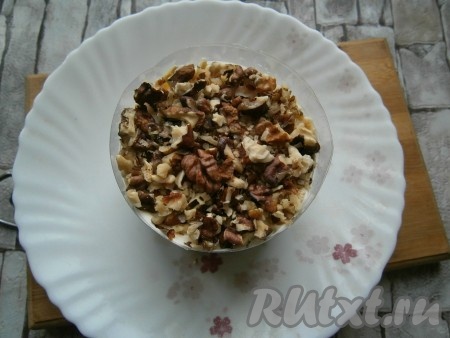 Сверху посыпать салат рубленными грецкими орехами, майонезом этот слой не смазывать.
