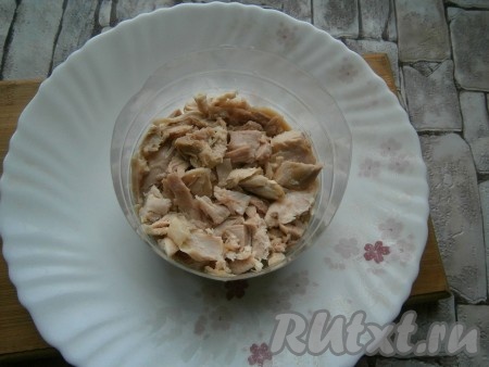 Следующим слоем выложить курицу, чуть посолить и смазать майонезом.
