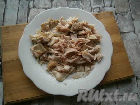 Курицу отварить в течение минут 40 с момента закипания в подсоленной воде, затем остудить, освободить от костей, нарезать не слишком мелко.

