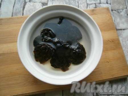 Чернослив залить кипятком на 10 минут, затем обсушить.
