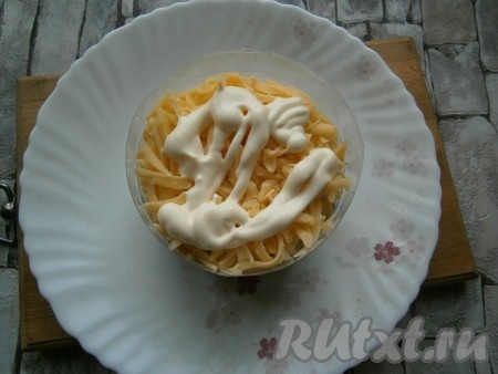 Немного смазать майонезом, выложить слой натертого на крупной терке сыра + майонез.
