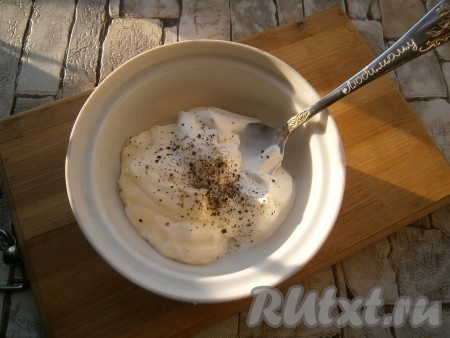 Для приготовления соуса для смазывания слоёв салата, нужно в небольшой пиале соединить майонез, сметану, перемешать, подсолить по вкусу, поперчить, ещё раз перемешать и сметанно-майонезный соус готов.&nbsp;