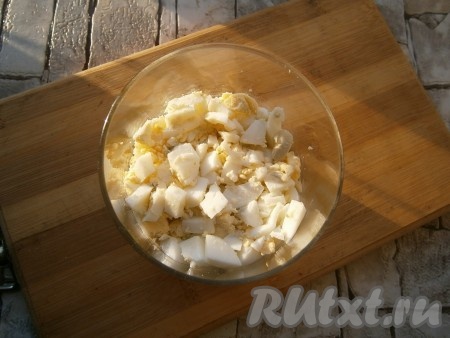 Слой курицы немного смазать получившимся сметанно-майонезным соусом. Варёные яйца нарезать достаточно мелко, равномерно разложить их по трём стаканчикам поверх слоя курицы, немного смазать сметанно-майонезным соусом.