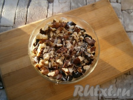 Следующим слоем выложить достаточно мелко нарезанные грецкие орехи, смазать немного соусом.