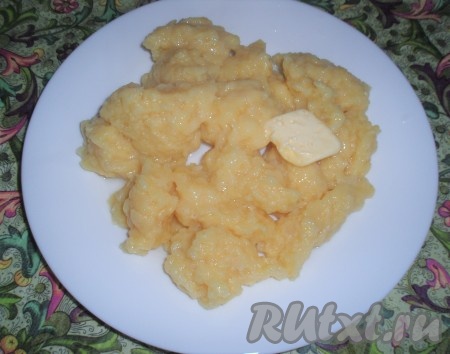 Шумовкой достать готовые клецки с яблоками, выложить на порционные тарелки, добавив в каждую тарелку кусочек сливочного масла.