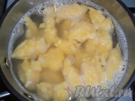 Воду с клецками перемешать, после того как клецки всплывут, варить 3 минуты.
