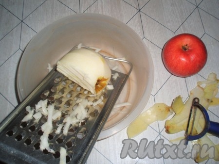 Яблоки вымыть, очистить от кожицы, натереть на крупной терке.
