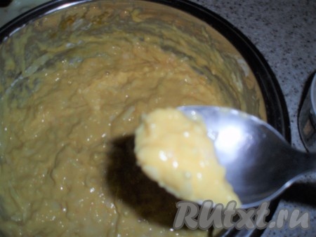 Ложку окунуть в холодную воду, набрать небольшую порцию теста и опустить в кипящую воду, помогая себе при этом другой ложкой.