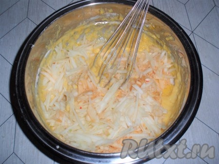 Добавить натертые яблоки в тесто, перемешать. Тесто должно получиться довольно густым.
