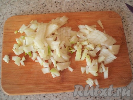 Луковицу очистить, мелко нарезать и добавить к сливкам.
