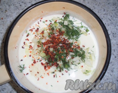 Туда же добавить сушеные томаты.