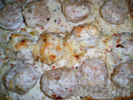 Поместить форму с фрикадельками в сливочно-сырном соусе в духовку, предварительно нагретую до 180 градусов. Запекать до готовности. Мои фрикадельки были готовы через 35 минут.
