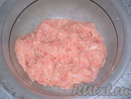 Хорошо вымесить фарш.