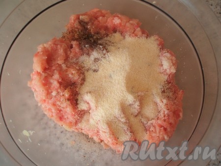 Приготовить фарш. Я приготовила смешанный фарш из курицы и свинины в соотношении 50:50. К фаршу добавить яйцо, манную крупу, соль, чёрный молотый перец и специи для мяса, если их используете.
