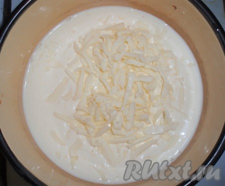 Для приготовления соуса сливки вылить в сотейник, добавить натертый сыр.