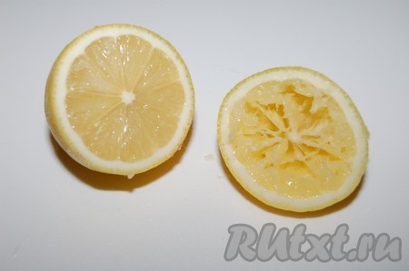 В стакан налить молоко, добавить лимонный сок и ваниль. Получится лимонное молоко.