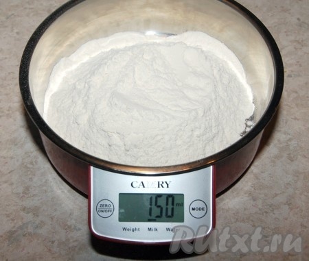 Муку просеять, добавить к ней разрыхлитель, цедру лимона, соль, перемешать и отставить в сторонку.