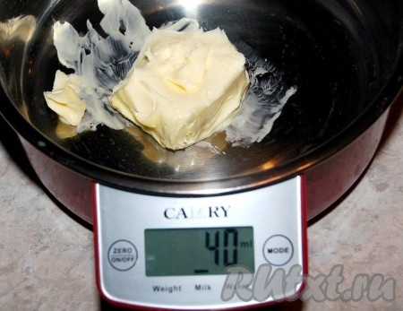 В другой емкости взбить миксером сливочное масло с сахаром.