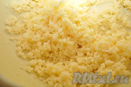 Взбивать масло с сахаром до состояния крошки.