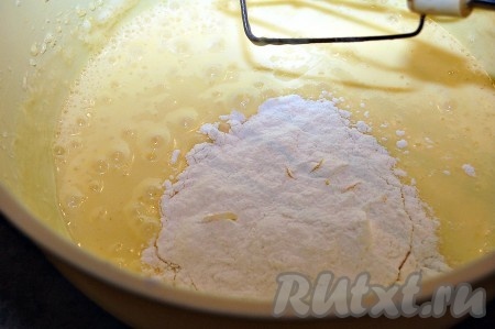 Теперь добавить муку и как следует размешать, можно ложкой. Я взбивала миксером.