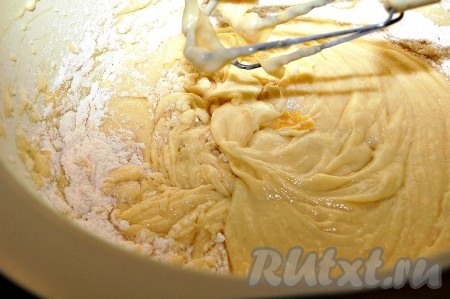 Теперь добавить муку и как следует размешать, можно ложкой. Я взбивала миксером.