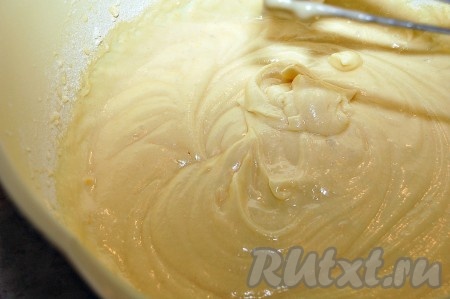 Теперь добавить муку и как следует размешать, можно ложкой. Я взбивала миксером.