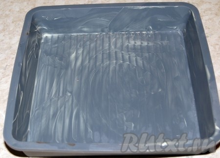 Форму слегка смазать маслом.