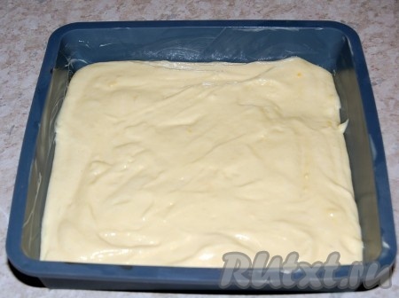 Перелить в нее тесто.