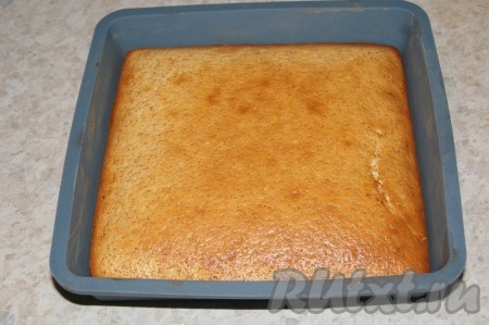 По мере готовности пирога с лимонной цедрой (проверить готовность можно с помощью зубочистки) вытащить его из духовки.