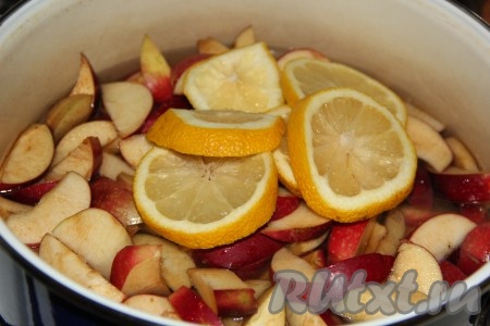 Лимон вымыть и нарезать крупными колечками, добавить в кастрюлю.
