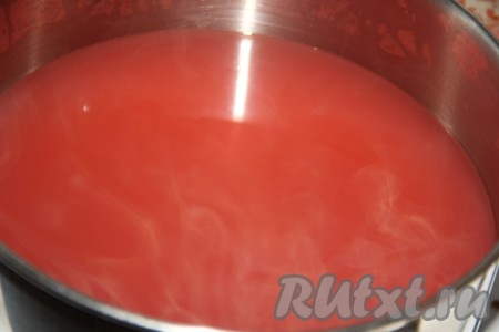 Дать хорошо стечь жидкости. Из красных яблок сироп получился красненьким и очень красивым.&nbsp;
