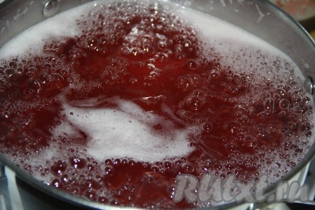 Поставить кастрюлю на огонь, довести до кипения, а дальше уваривать сироп при сильном кипении (!) в течение 1 часа.
