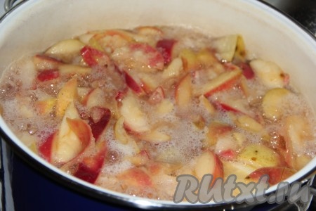 Поставить кастрюлю на огонь и довести до кипения. Варить яблоки на среднем огне до размягчения. У меня сезонные яблочки с огорода, поэтому через 7 минут они начали разваливаться. Если яблоки жёсткие, поварите их подольше.
