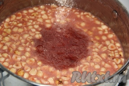 Первое время я снимала пенку, затем сироп стал чистым и прозрачным. За 2-3 минуты до окончания варки добавить в кастрюлю лимонную кислоту и орехи. Я добавила очищенный фундук. Орехи крупно порубила. Количество орехов можно увеличить, я добавила 1 стакан.&nbsp;
